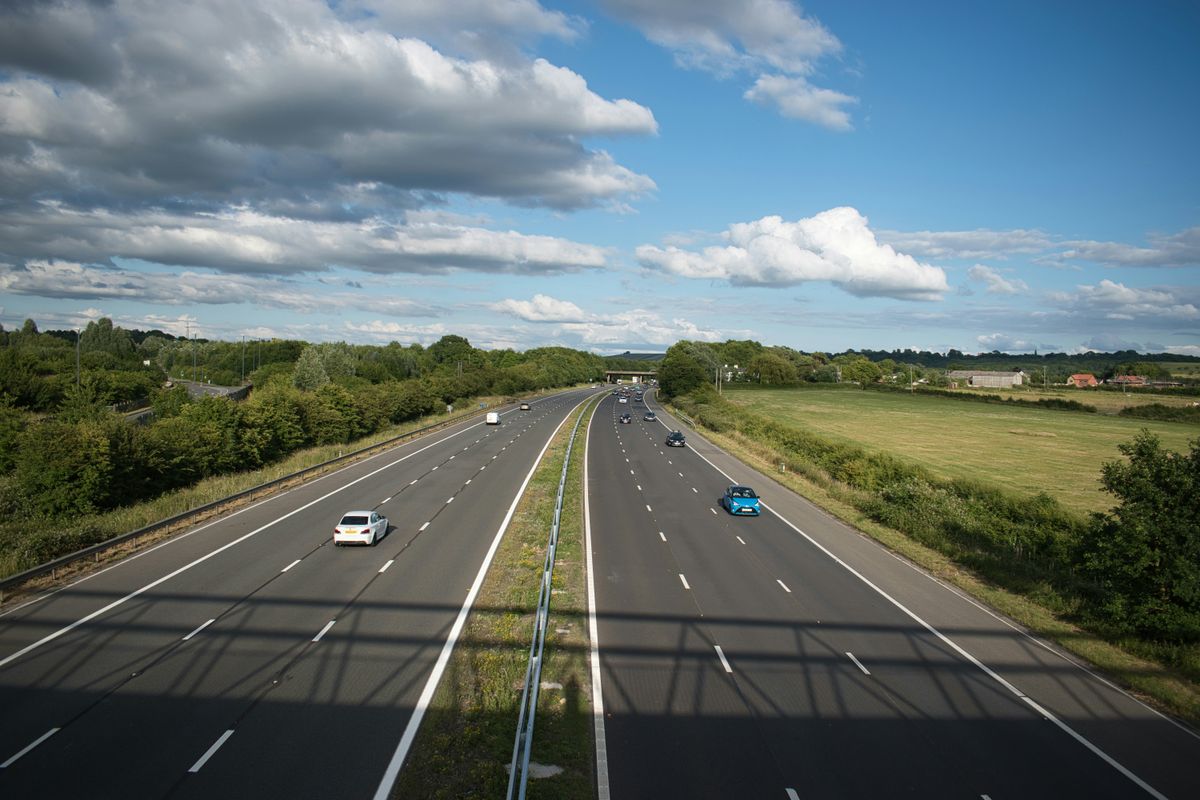 Recharge voiture électrique sur autoroute : prix, bornes et temps d'arrêt