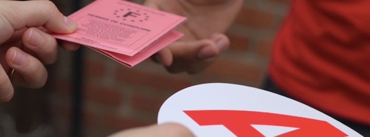 Où se place le disque « A » pour les jeunes conducteurs ?