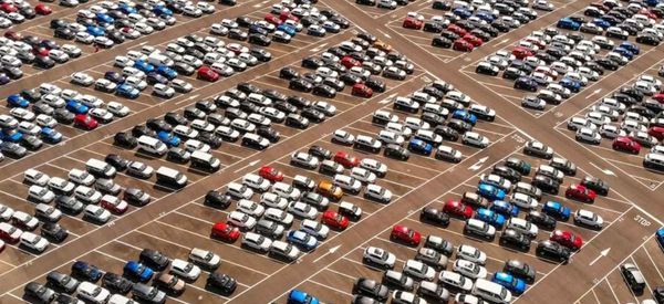Achat voiture occasion chez le constructeur : quels avantages et inconvénients ?