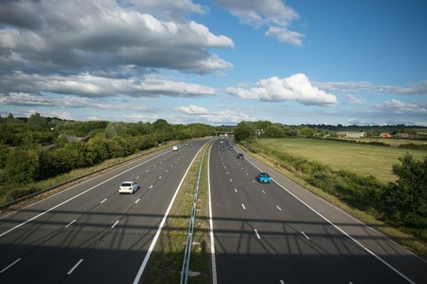 Recharge voiture électrique sur autoroute : prix, bornes et temps d'arrêt