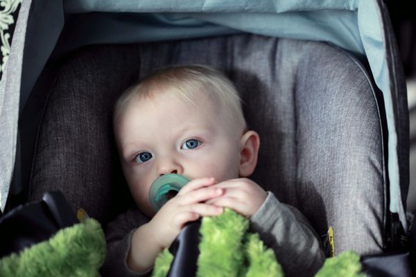 Sécurité en voiture pour bébé : les équipements qui comptent vraiment