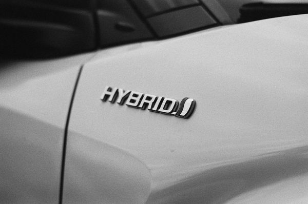 Voiture hybride ou électrique : laquelle vous convient vraiment ?