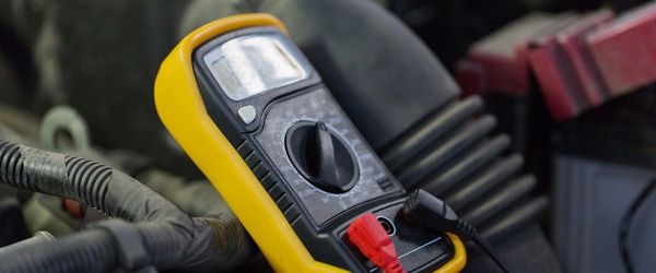 L’alternateur sur un moteur de voiture : fonctionnement, utilité et coût de remplacement