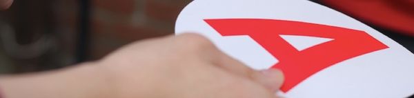 Pourquoi met-on un « A » à l’arrière de sa voiture lorsque l’on est jeune conducteur ?